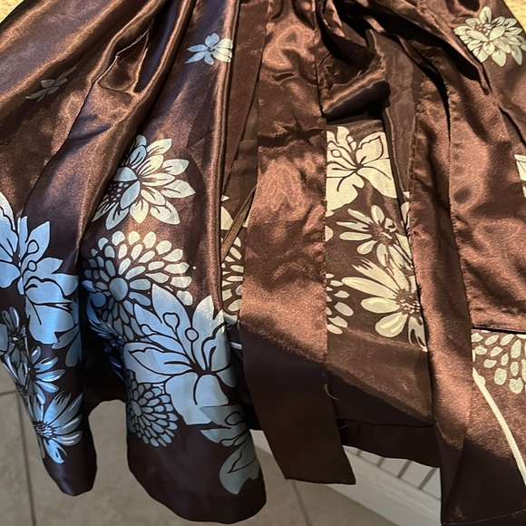 Robe, Gorgeous used polyester robe size medium brown/blue - Picture 8 of 8